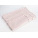 Manta muy suave al tacto, en color rosa claro. Ideal para tu sillón o para un pie de cama. 