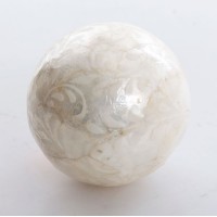Bola decorativa nacar blanco y perla hojas 12 cm