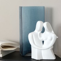 Lámpara de sobremesa cerámica blanca pareja abrazada 18x10x23h cm
